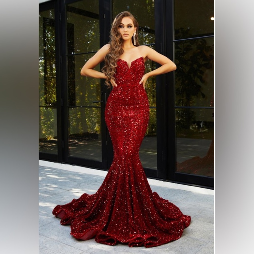 Stunning, unique, gorgeous, sexy, long, formal/black-tie/evening dress/gown.